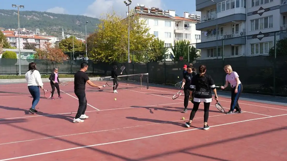 Menteşe Belediyesi'nden Ev Hanımlarına Ücretsiz Tenis Kursu