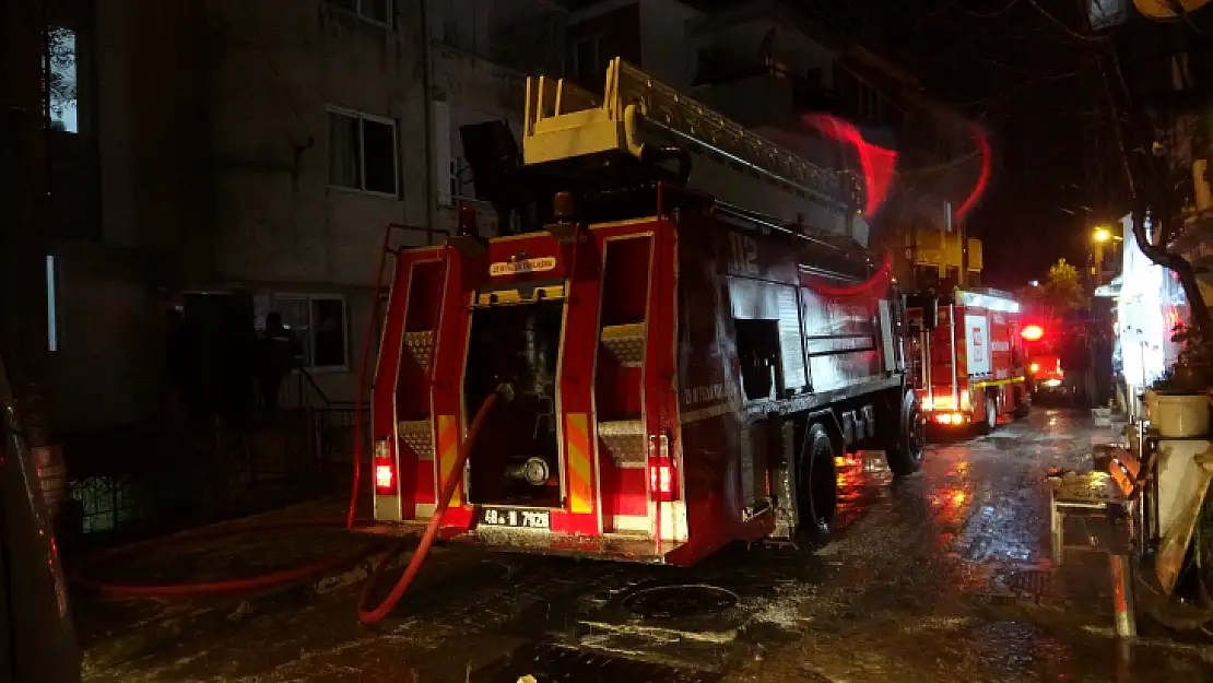 Menteşe'de Evin Çatısına Yıldırım Düştü, Çatı Alev Alev Yandı