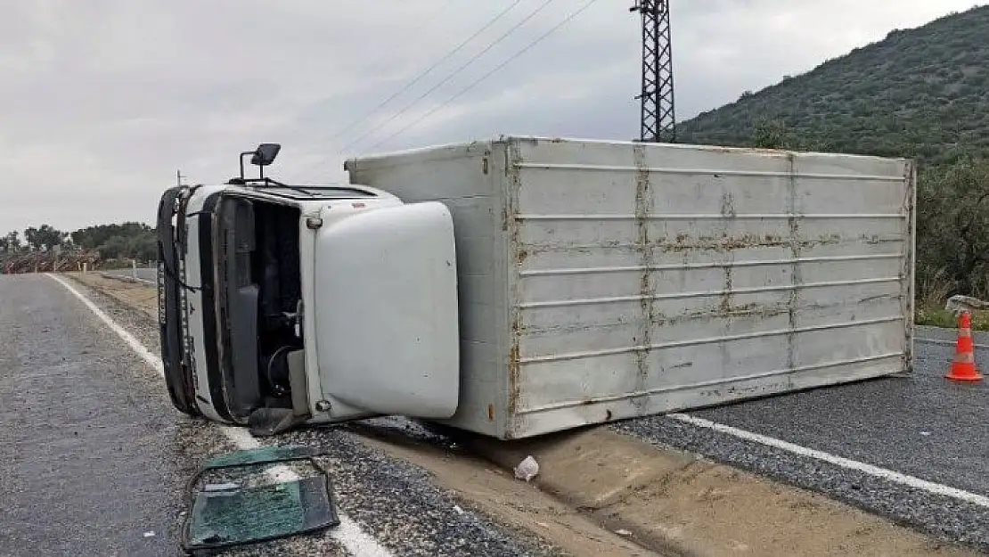 Milas'ta kontrolden çıkan kamyon yola devrildi