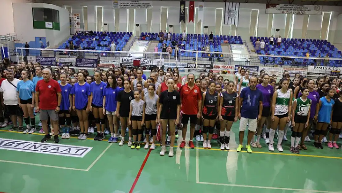 Minik voleybolcular Zafer Bayramı için oynadı