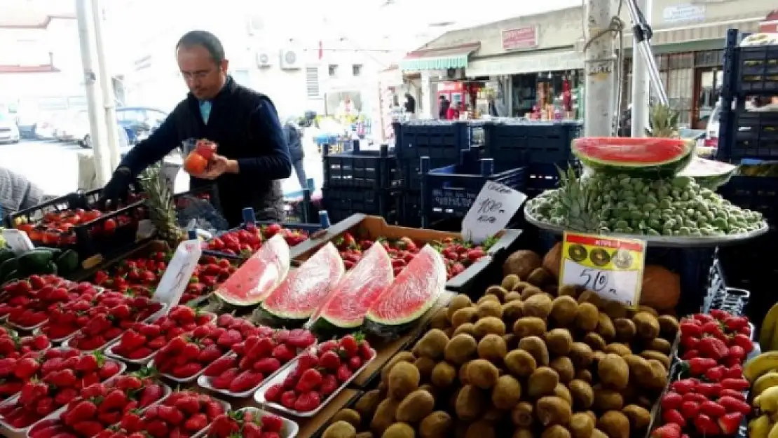 Muğla'da karpuz, çilek ve çağla pazar yerindeki tezgahlarda yerini aldı