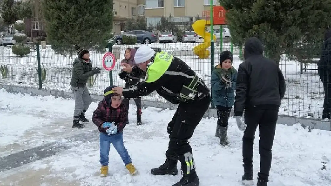 Muğla'da trafik ekipleri çocuklarla kartopu oynadı