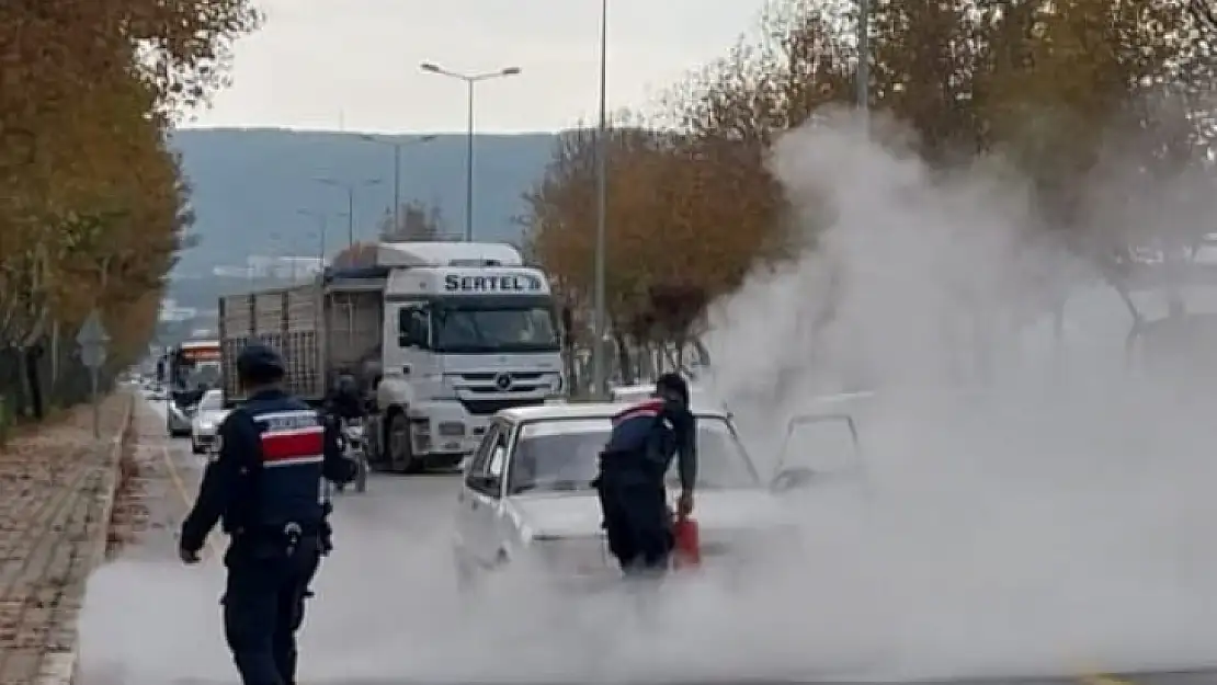 Muğla'da yanan araca jandarma müdahalesi