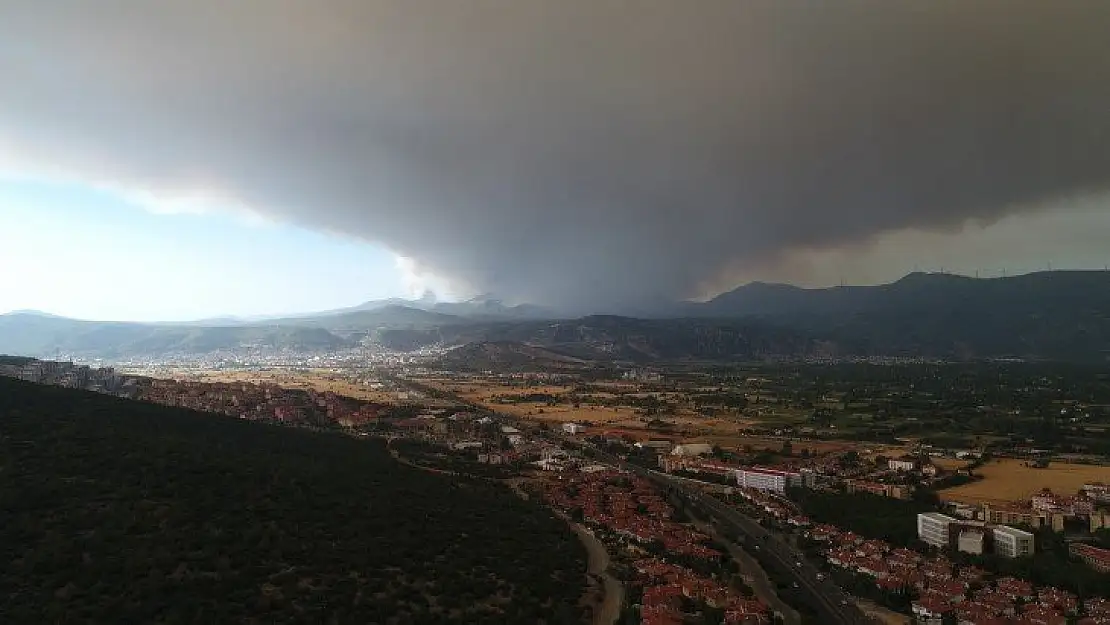 Muğla'da yükselen dumanlar gökyüzünü griye boyadı