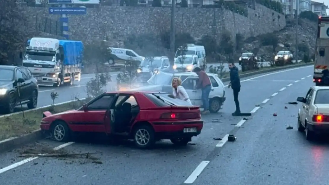 Muğla'da Zincirleme Trafik Kazası: 2 Yaralı