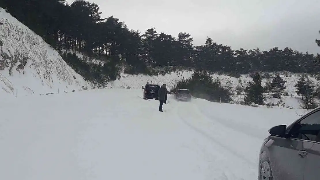 Muğla-Denizli karayolu kar nedeniyle ulaşıma kapandı