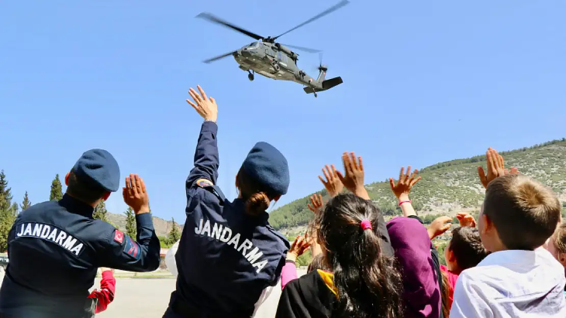 MUĞLA JANDARMASI 23 NİSAN'DA ÇOCUKLARA BAYRAM COŞKUSU YAŞATTI