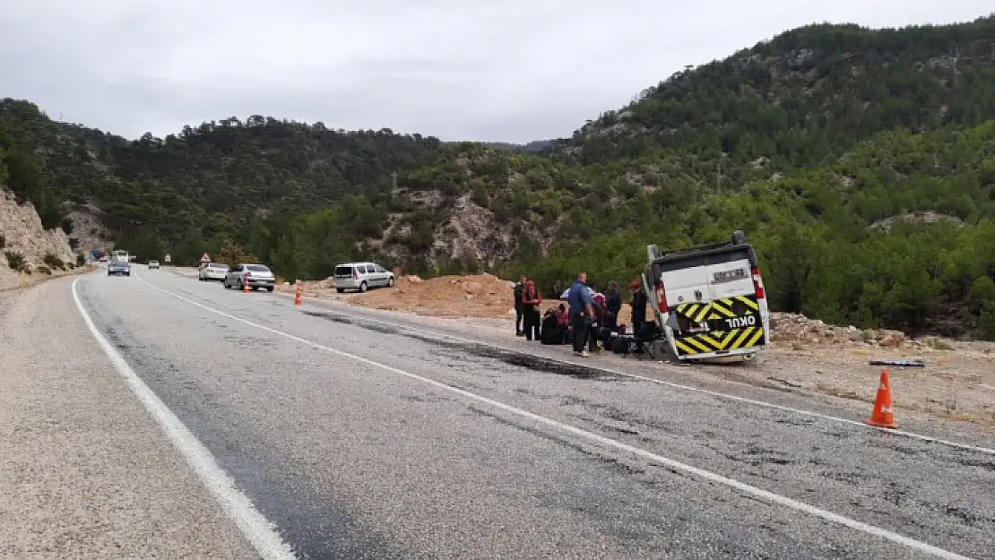 Öğrenci servisi devrildi, 9 yaralı