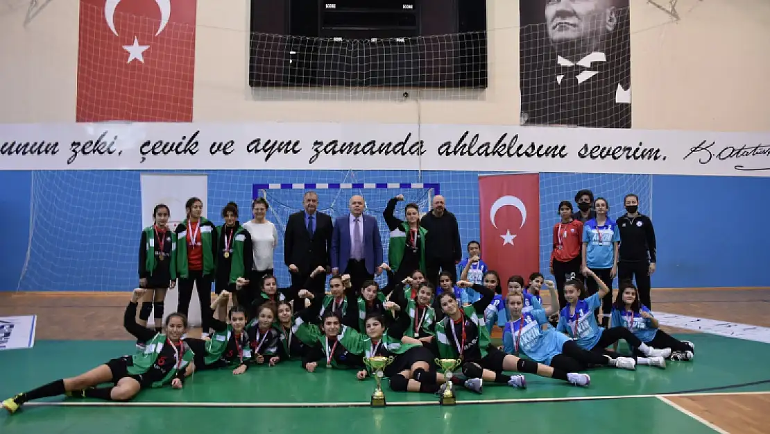 Okul Sporları Hentbol Yıldız Kızlarda Kupa Sahibini Buldu