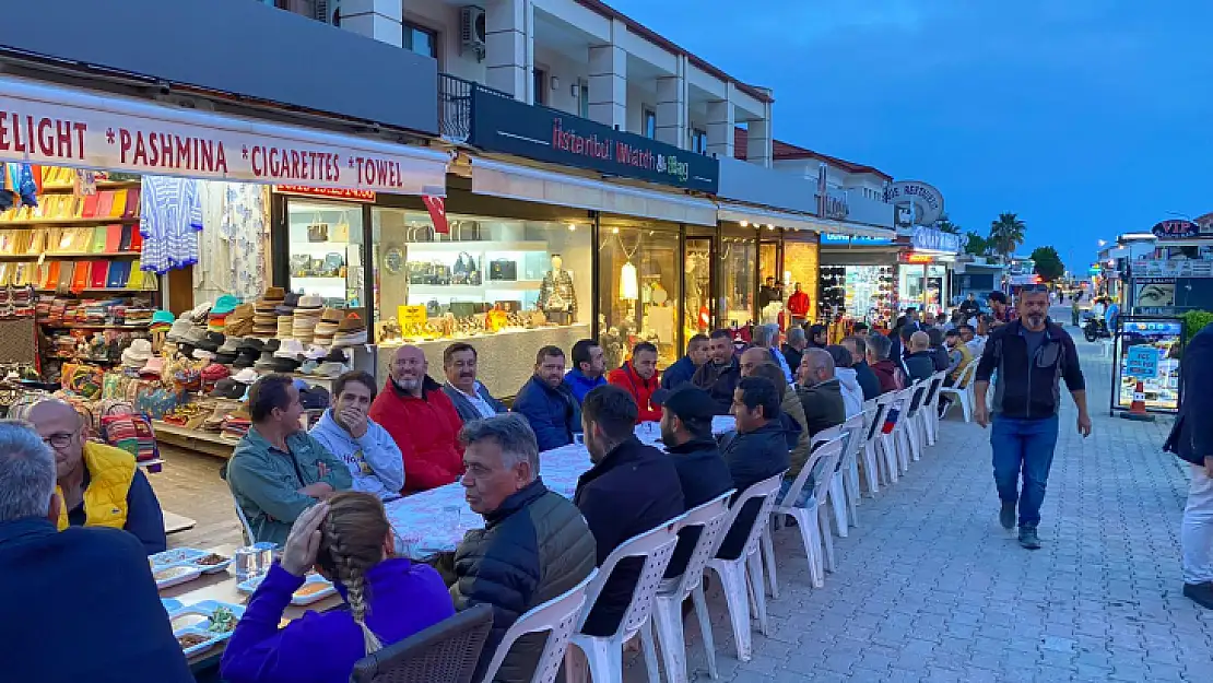 Ölüdeniz turizmcilerinden iftar yemeği