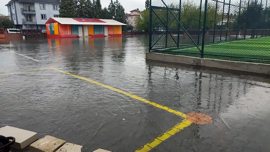 Ortaca'da şiddetli yağış su baskınlarına neden oldu