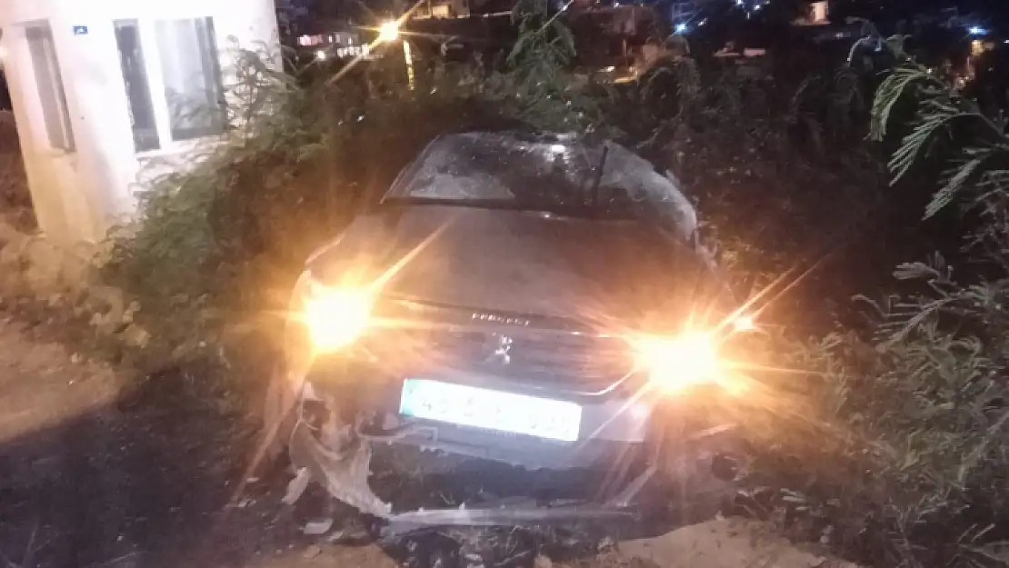 Otomobil duvardan aşağı devrildi