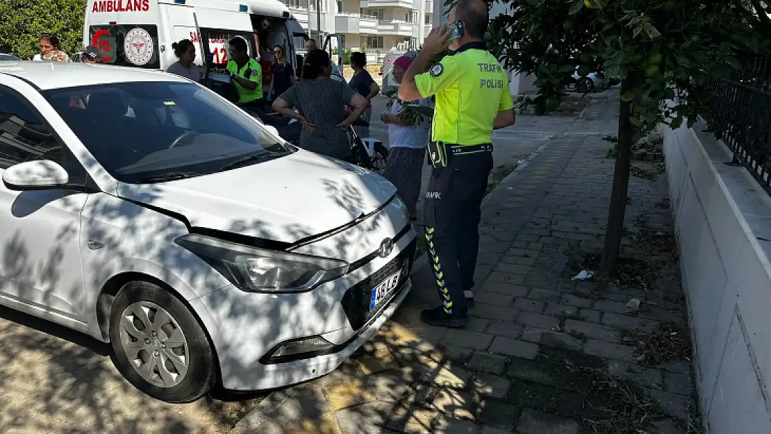 Otomobili park ederken kardeşine çarptı
