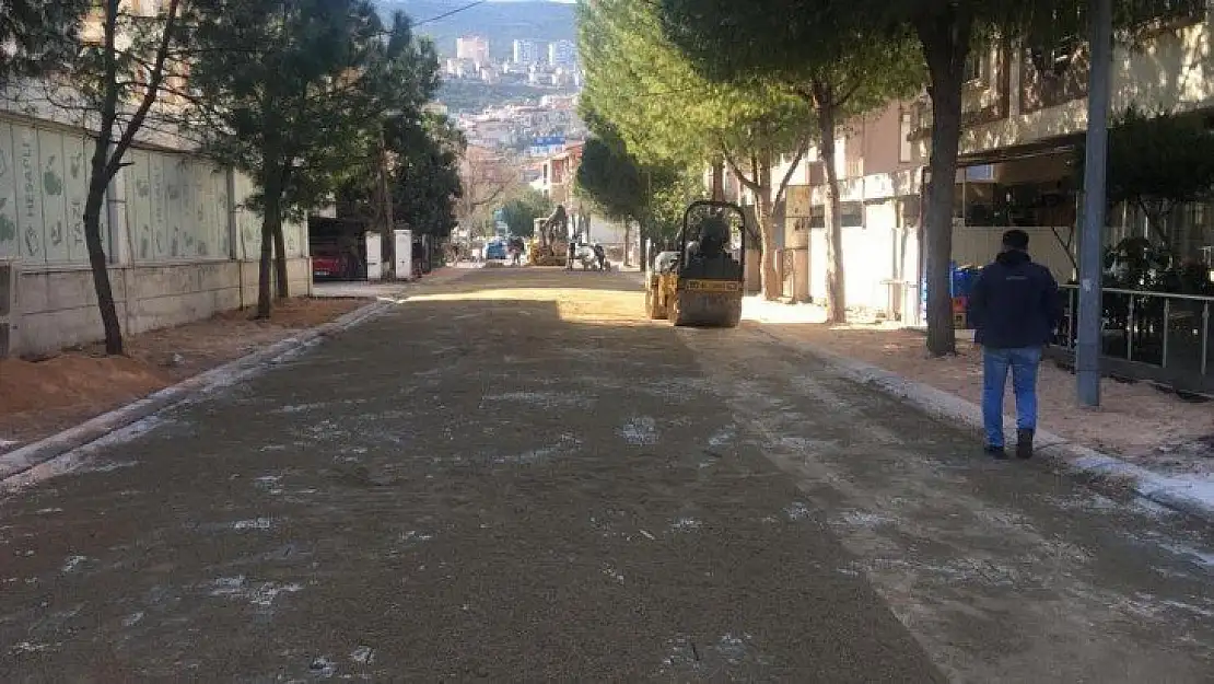 Parke kaplama çalışmaları devam ediyor