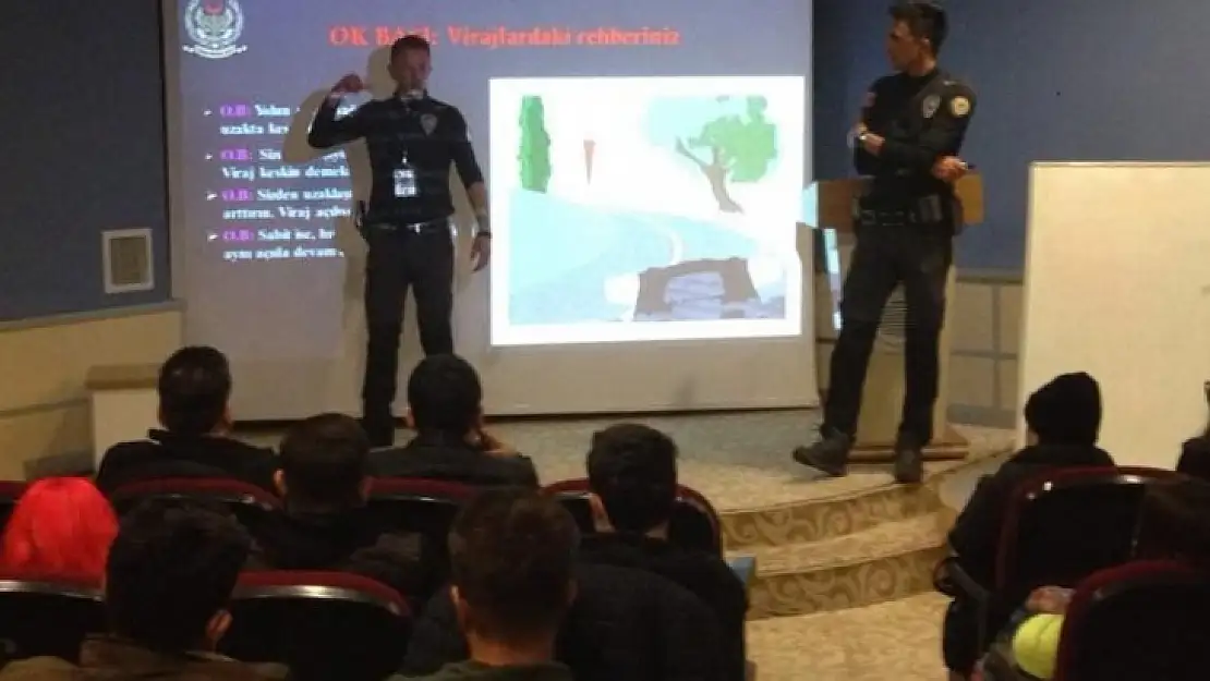 Polis ekipleri üniversite öğrencilerine güvenli motosiklet sürüş eğitimi verdi