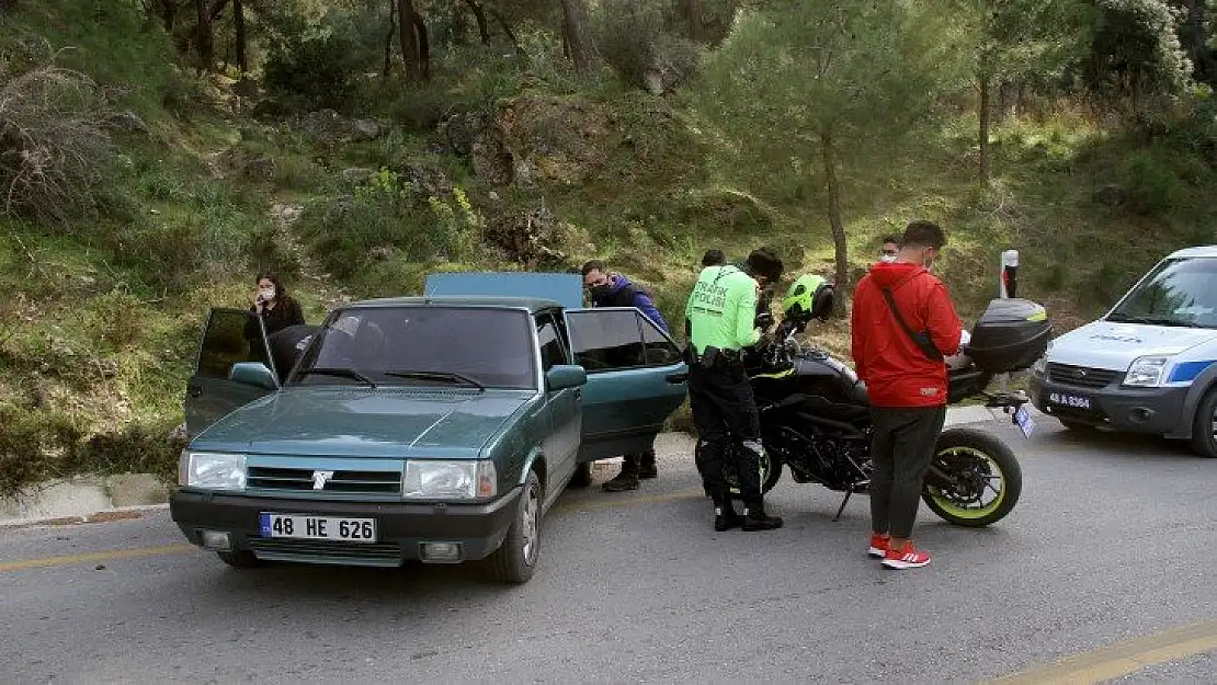 Polisi görünce, kız arkadaşını araçta bırakıp dağa kaçtı