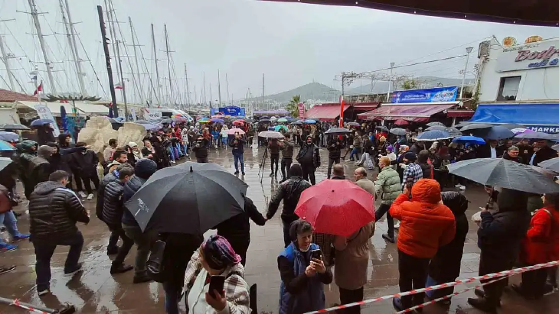 SAĞANAK YAĞIŞ ALTINDA SAATLERCE HORON OYNADILAR