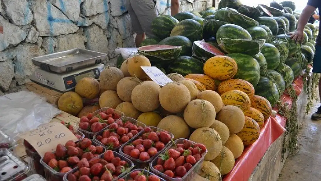 Salı pazarı yaz meyveleri ile renklendi