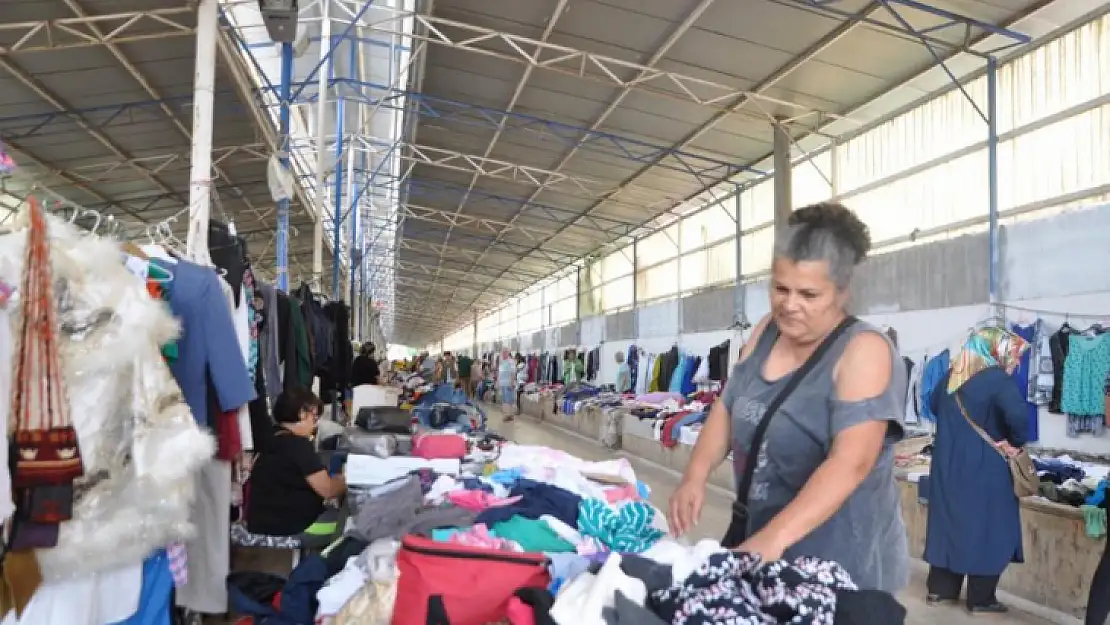 Satış yaparak sokak hayvanlarına yardım edildi
