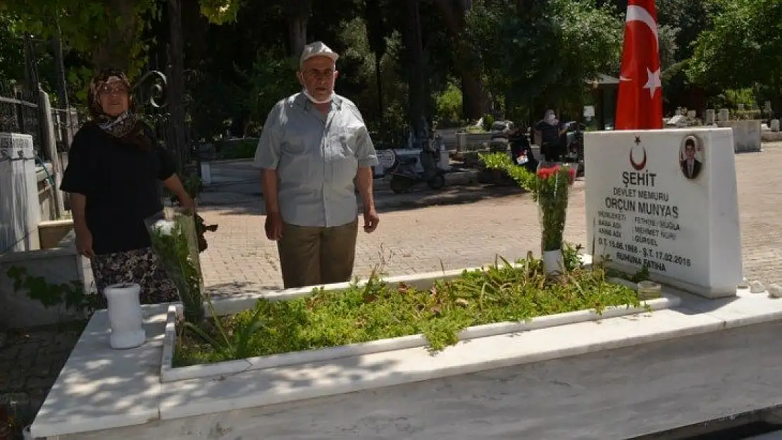 Şehit anne ve babası, mezarlıktan ayrılmıyor