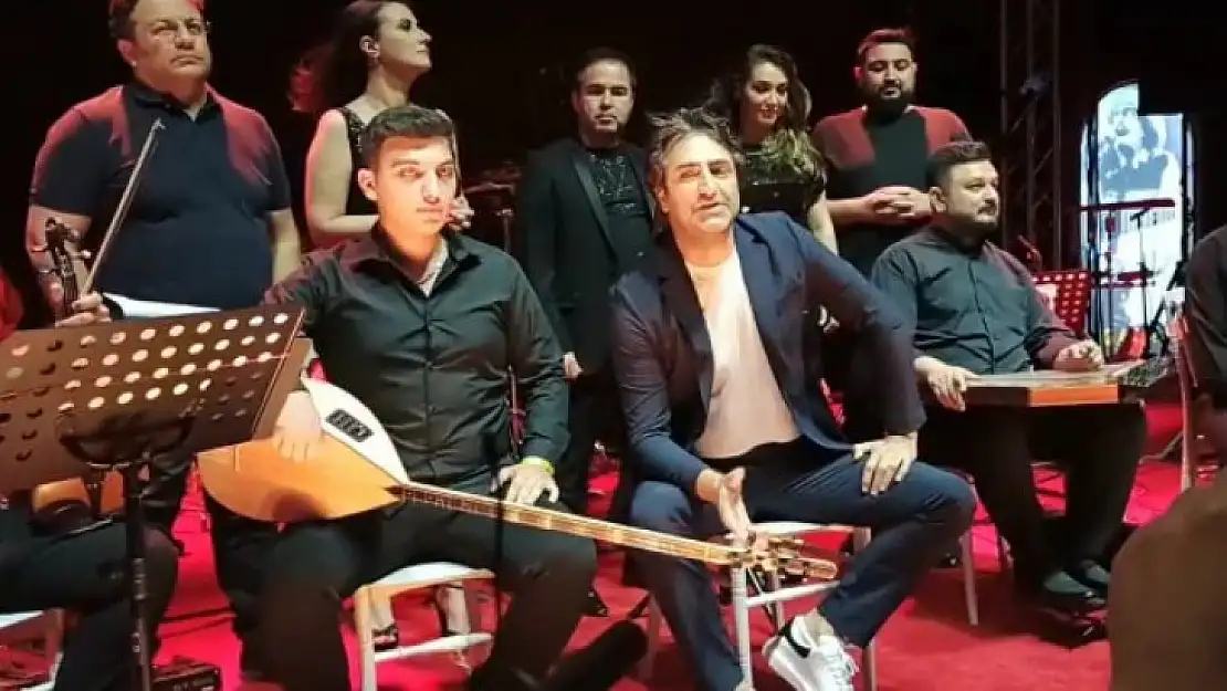 Ses sitemini kapatınca Kırmızıgül çıplak sesle konser verdi