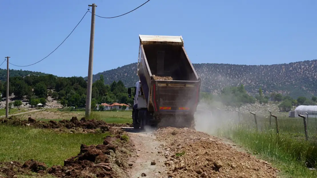 Seydikemer Belediyesi selden bozulan yolları hızla onarıyor