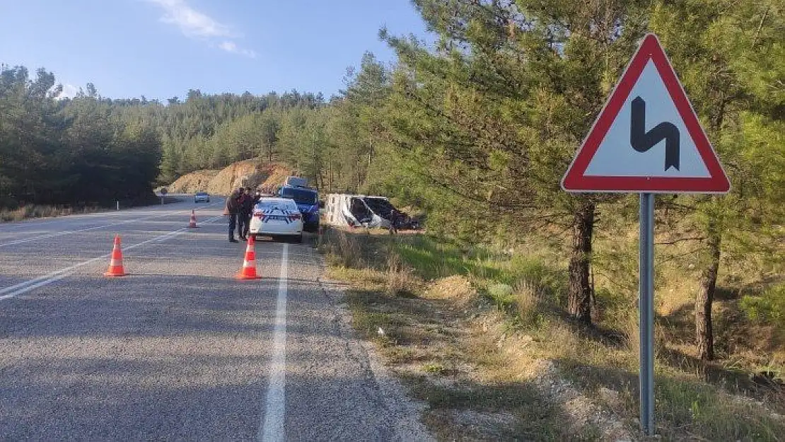 Seydikemer'de domates yüklü kamyon devrildi