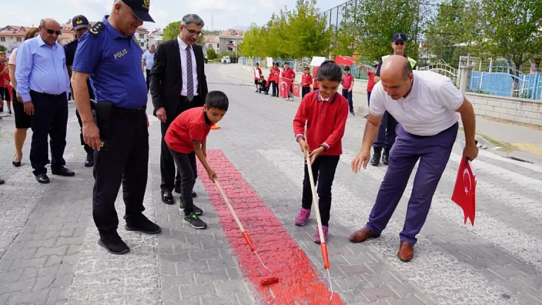 SEYDİKEMER'DE 'YAYALARA ÖNCELİK DURUŞU, HAYATA SAYGI DURUŞU' KAMPANYASINA DESTEK