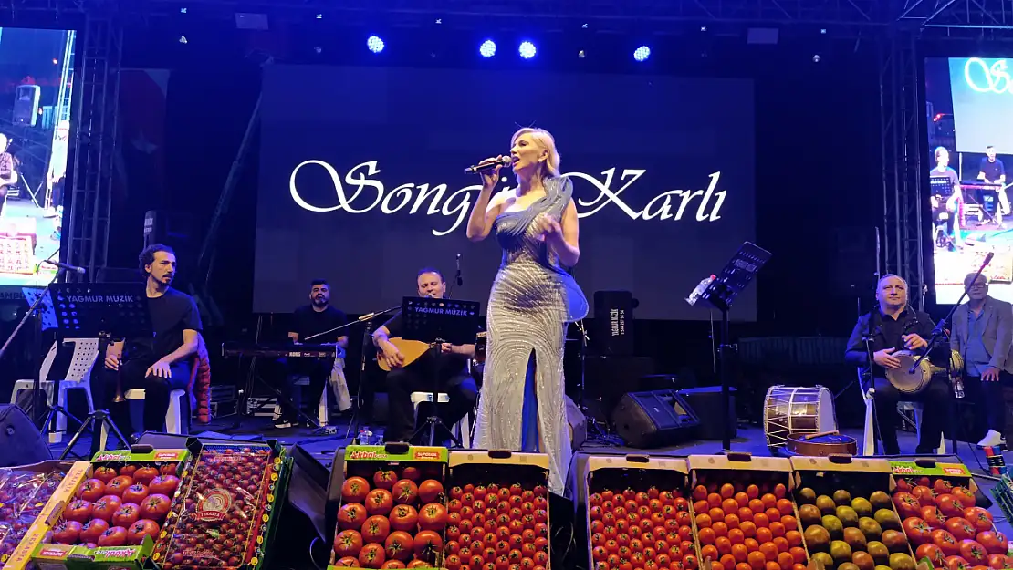 Seydikemer Kumluova Domates Festivali'nde Ünlü İsimler Konser Verdi