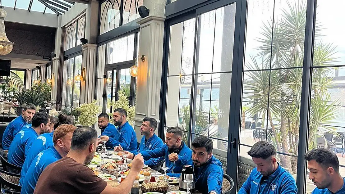 Seydikemerspor yönetimi, teknik heyet ve futbolcular, BarBunn Bistro'da bir araya gelerek moral depoladı.