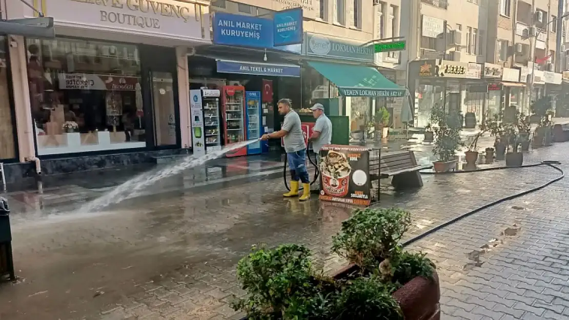 Şiddetli Yağmur Sonrası Sokaklar Temizlendi