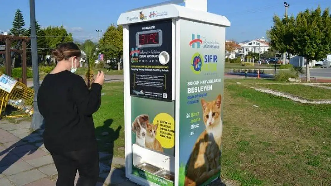 Sokak hayvanlarını besleyen geri dönüşüm otomatı