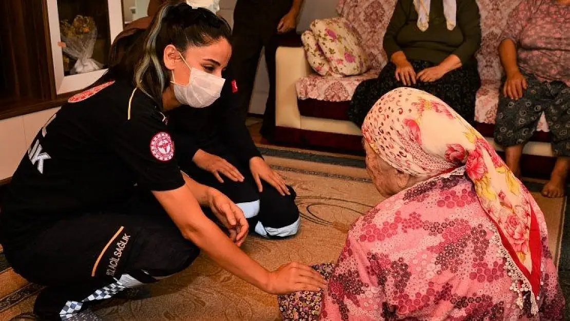 Tahliye edilen evden çıkardıkları Ayşe Nine'yi görmeden dönmek istemediler