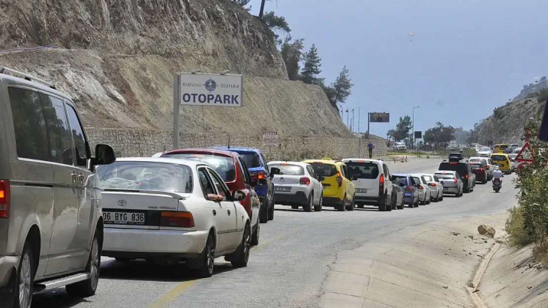 Tatil için Ölüdeniz'i tercih edenler, araç kuyruğu oluşturdu