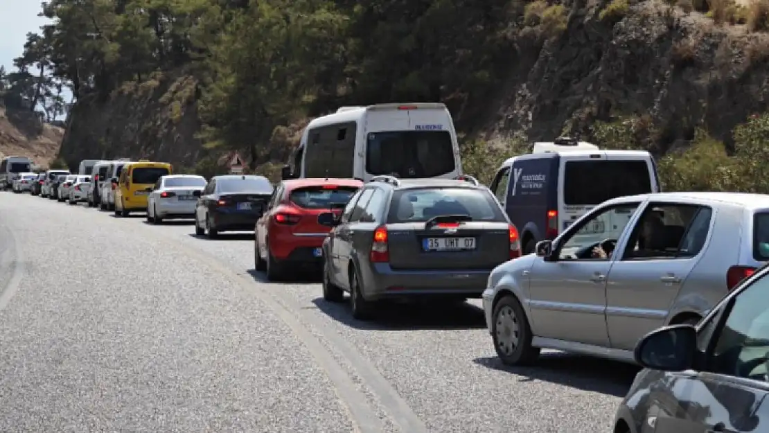 Tatilciler Ölüdeniz'de Uzun Araç Kuyruklarıyla Karşılaştı