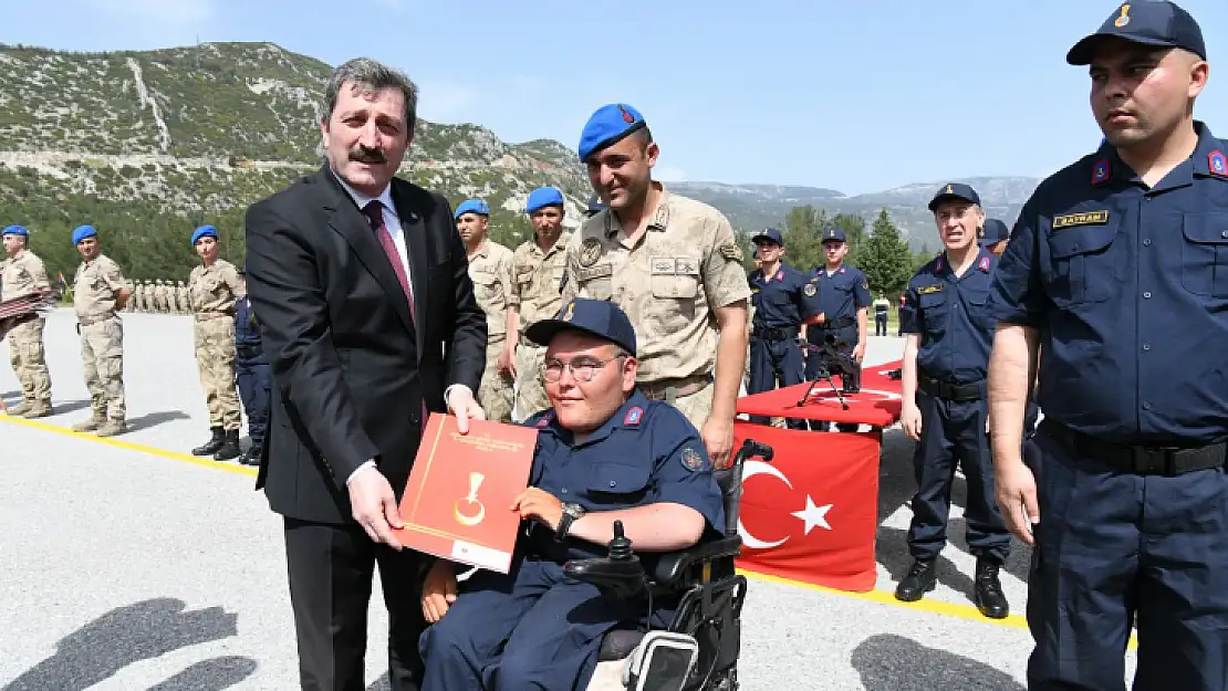 Tavlı, Engel tanımayan dostlarının askerlik heyecanına ortak oldu