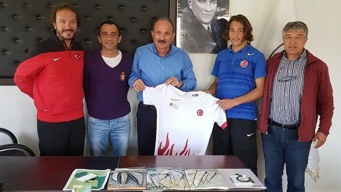 TENİS MİLLİ SPORCUSU KAAN'DAN, BAŞKAN SAATCI'YA ZİYARET...