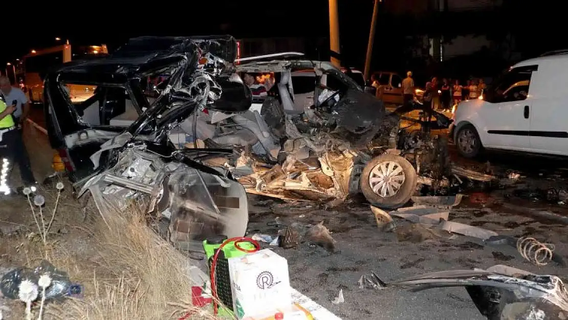 TIR'ın altına giren minibüs parçalandı, 1 yaralı