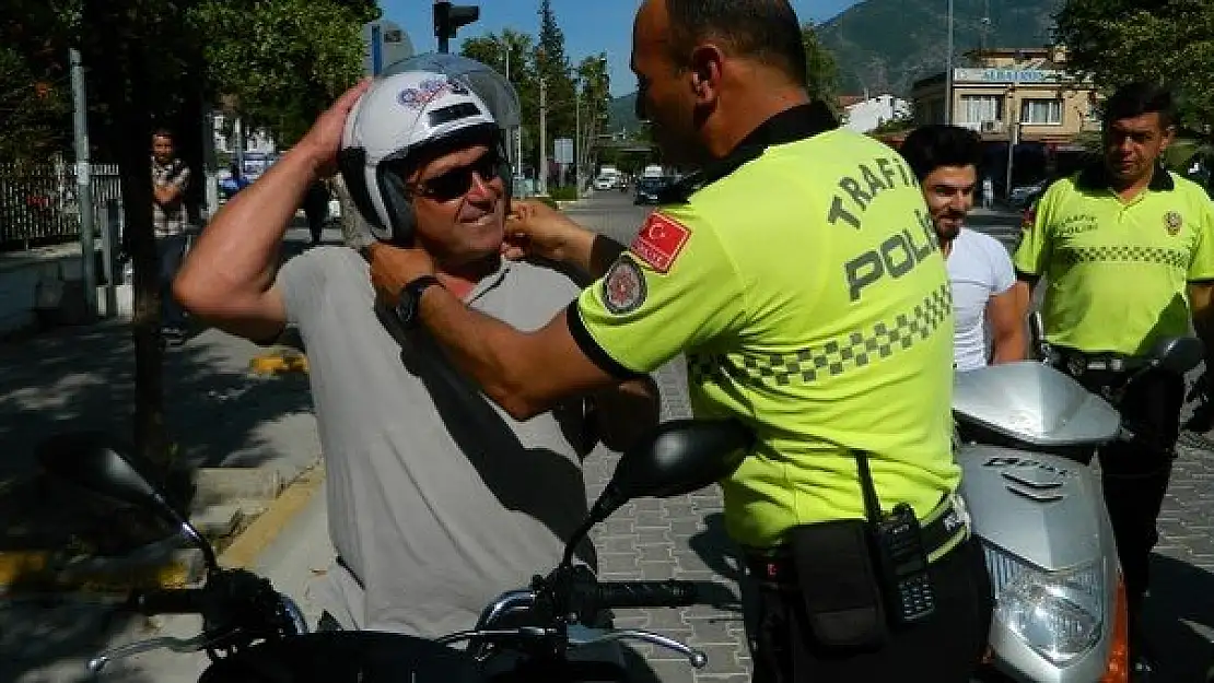 Trafik  Polisleri 'Kask'  Hediye Etti