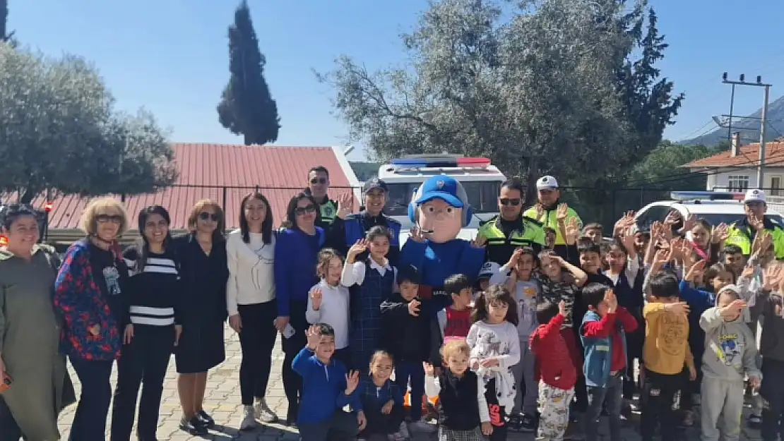 Trafik Polislerinden Minik Çiftçilere Şefkat Eli