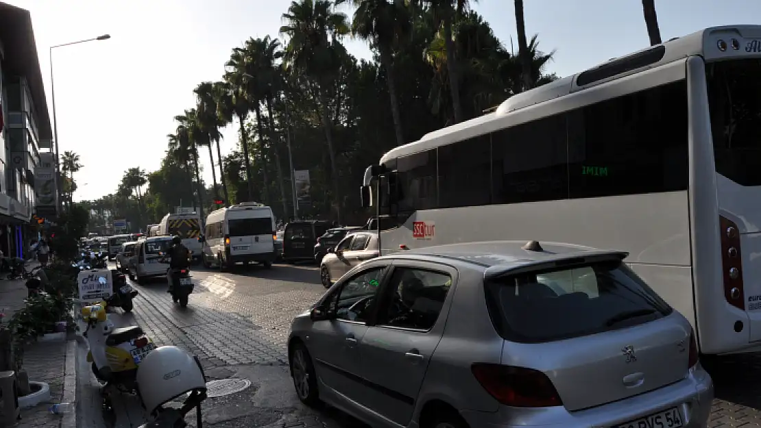 Tur Araçları Trafiği Kilitledi