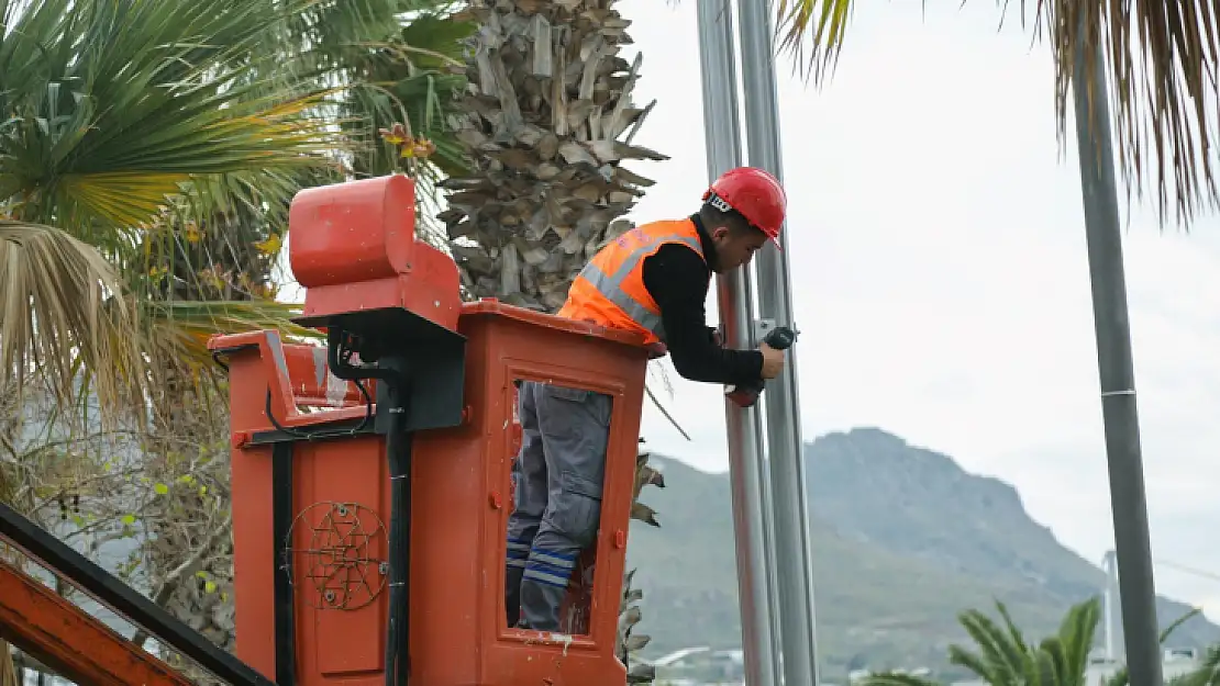 Turgutreis Kıyı Şeridine Yeni Aydınlatma Direkleri