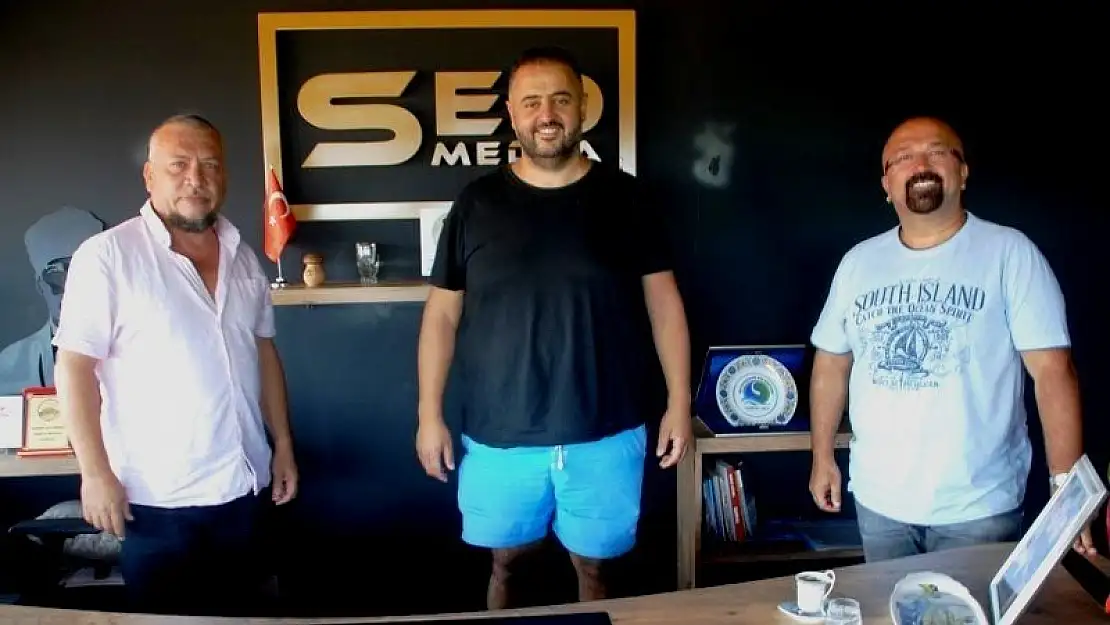 ÜNLÜ TİYATRO OYUNCUSU FETHİYE'DE TATİLDE