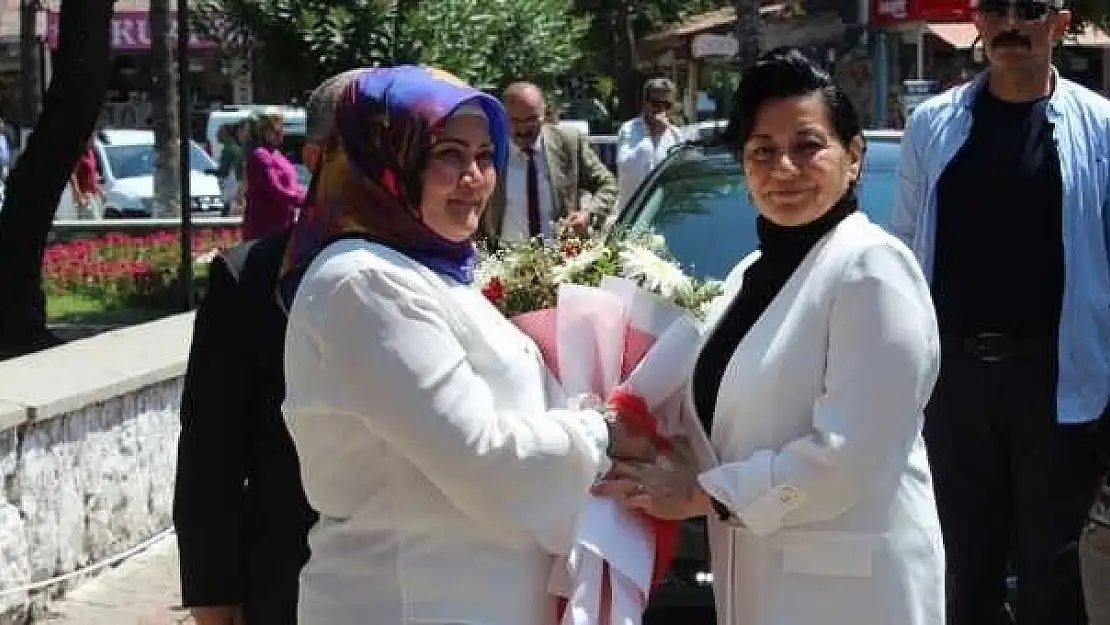 VALİ ESENGÜL CİVELEK ÇİÇEKLERLE KARŞILANDI…