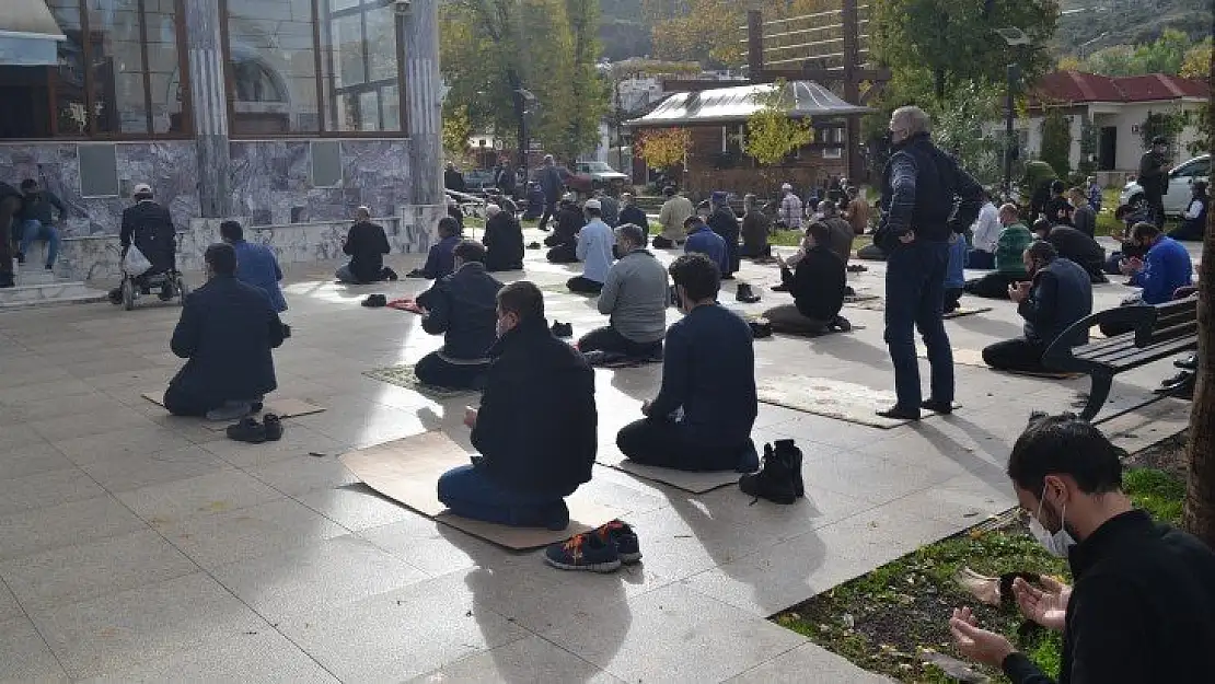 Vatandaşlar en yakın camide Cuma Namazı kılacak