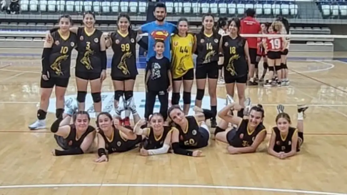 Voleybol kız takımı tüm maçları kazanarak grup birincisi oldu