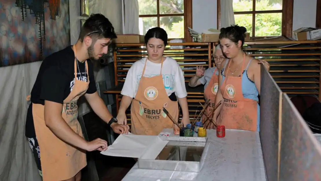 Yabancı öğrenciler 'Ebru' sanatını öğreniyor