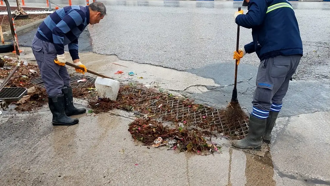 Yağmur nöbetindeki ekiplerden anlık müdahaleler