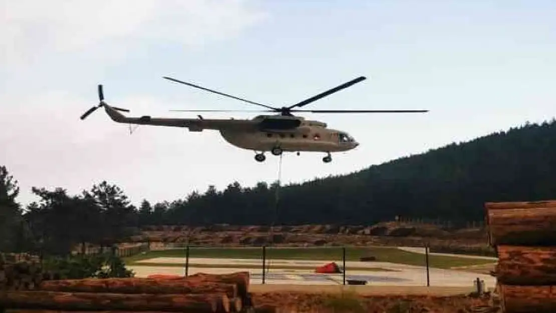 Yangın söndürme helikopterinin alevlerle mücadelesi böyle görüntülendi