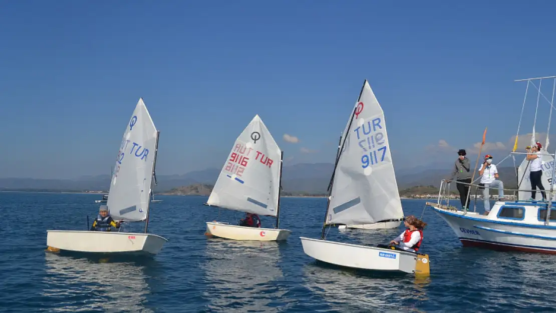 Yelkenciler, İzmir'e ailelerinin başarı dilekleri ile uğurlandı